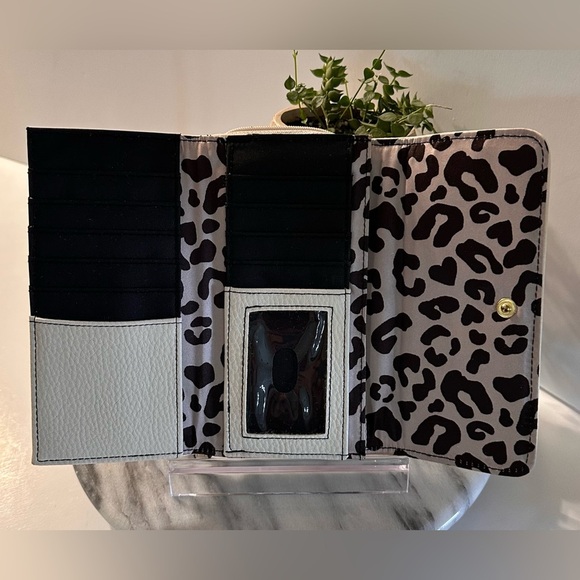 Jessica Simpson Cream Wallet with Gold-Tone Bow and Credit Card Slips - Picture 3 of 16